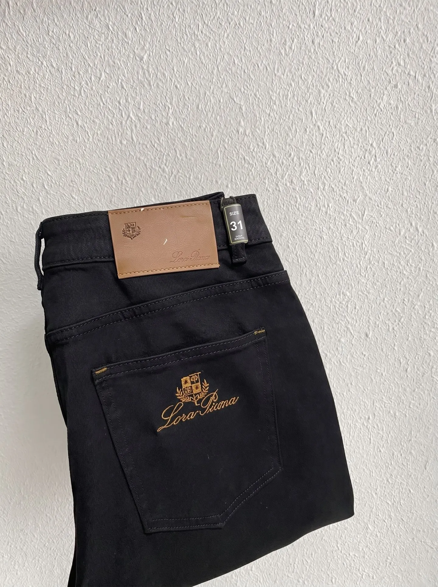 LP Nuoyoupanya launches new men’s jeans in the summer of 2026! Heavy-duty washed denim fabric, customized fabric is softer and more comfortable than ordinary denim fabric! Ultra-heavy industrial washing process and dual-process washing. The entire pair of pants has a comfortable hand feel, and the level of fineness and breathable effect are top-notch. All hardware brand logos are custom-made, and the materials are selected with the best attributes. The elasticity of the fabric is very good and the comfort is great! The low-key design style is simple and elegant. Sizes: 28-36 no 35